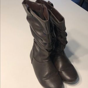 Girl’s brown slouch boots